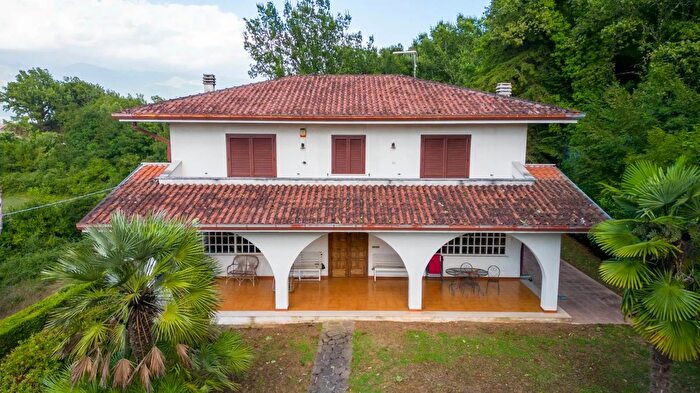 Casa con 10 locali in vendita in Atina