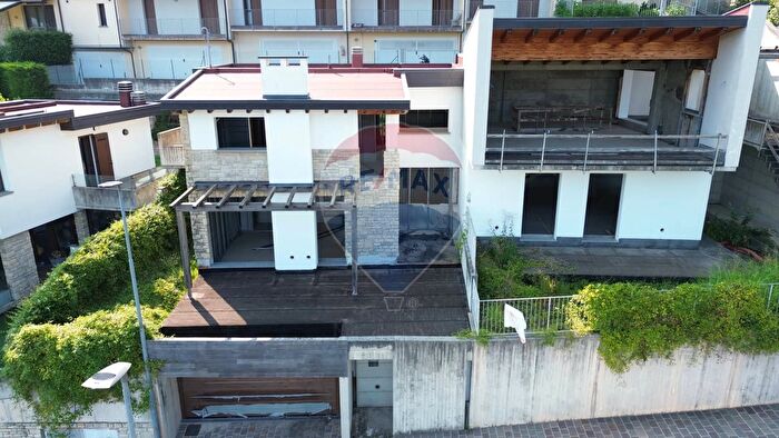 Casa con 5 locali in vendita in Via Pratomarone, Palazzago