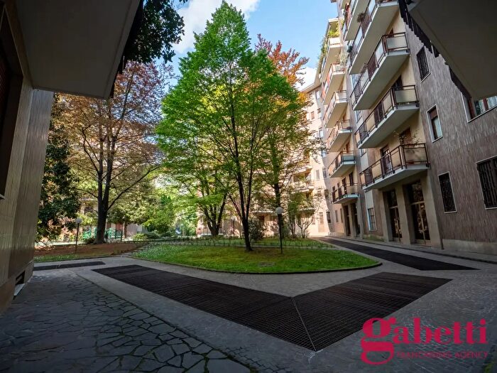 Appartamento trilocale in vendita in Via Pordenone, Milano