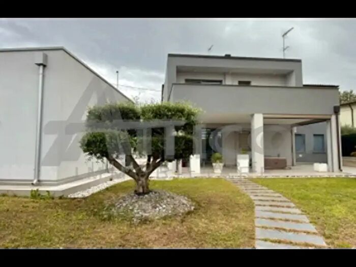 Casa con 13 locali in vendita in Via Marsala Ro, Rovigo