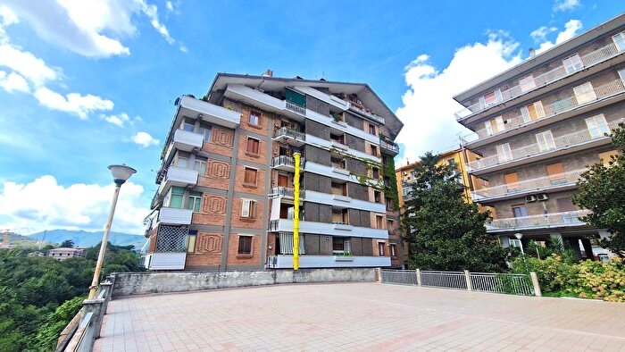 Appartamento con 8 locali in vendita in Via Michele Pironti B, Avellino