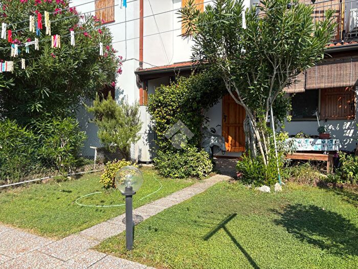 Casa quadrilocale in vendita in Via Elio Sacerdoti, Ferrara