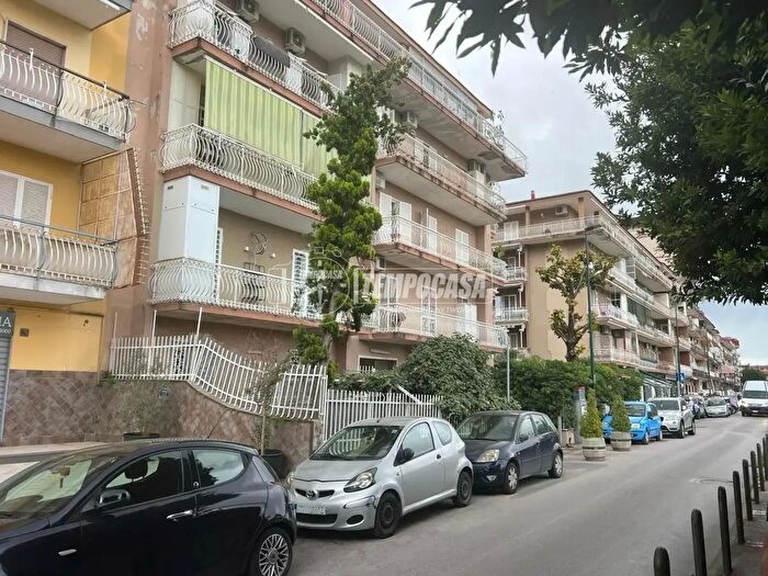 Appartamento trilocale in vendita in Via San Donato, Napoli
