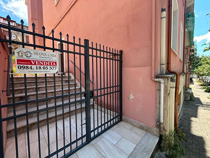 Appartamento con 5 locali in vendita in Via Monte San Michele, Cosenza