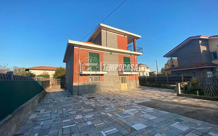 Casa con 6 locali in vendita in Via Roveglia Ruffini, Leini