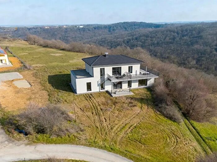 Casa con 6 locali in vendita in Strada Borgonovo Campanara, Medesano