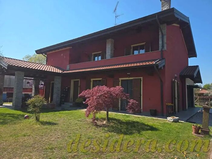 Casa con 6 locali in vendita in Castelletto Sopra Ticino