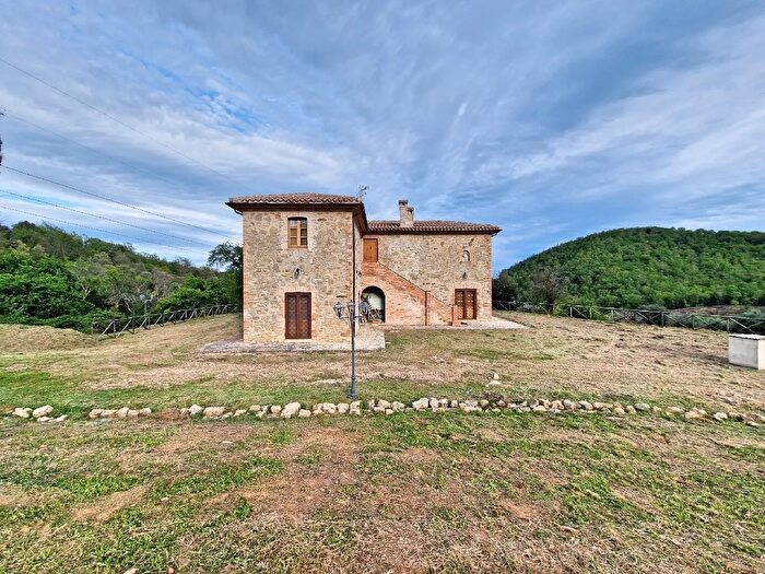 Casa con 10 locali in vendita in Todi