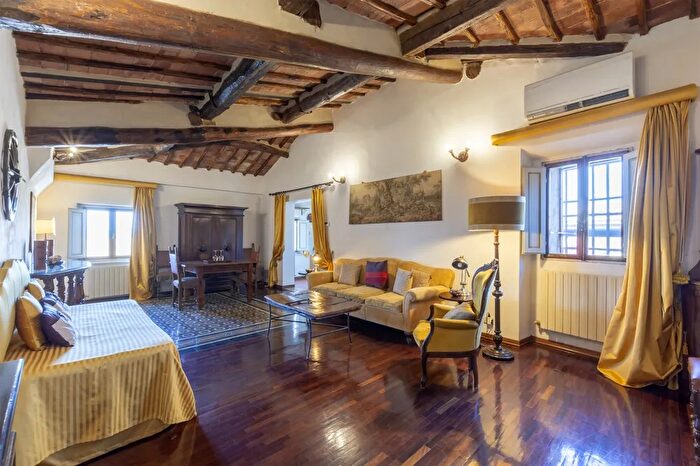 Appartamento trilocale in vendita in Via Malavolti, Siena