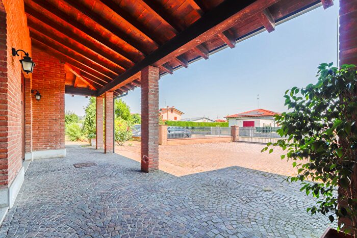 Casa con 8 locali in vendita in Via Bagni, Cento