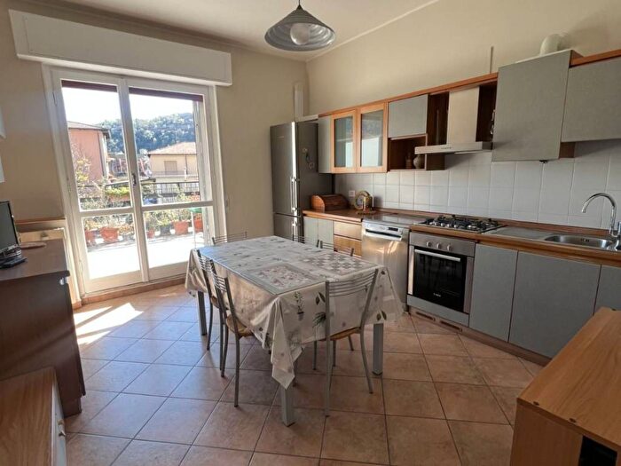 Appartamento trilocale in affitto in Via Giornate, Cernobbio