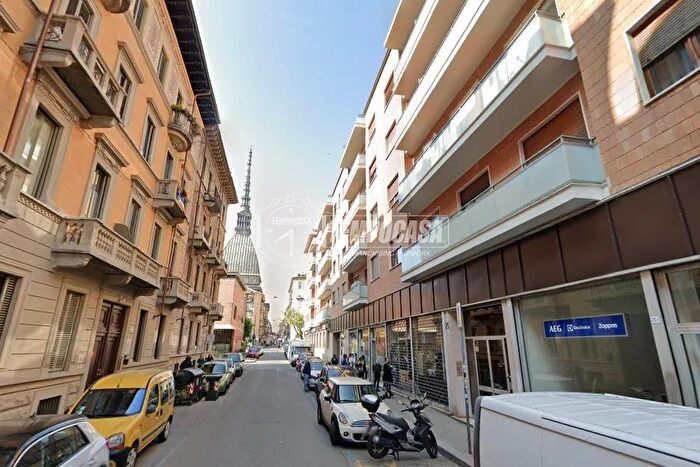 Appartamento quadrilocale in vendita in Via Montebello, Torino