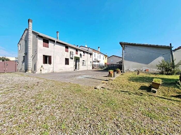 Casa con 8 locali in vendita in Rovigo