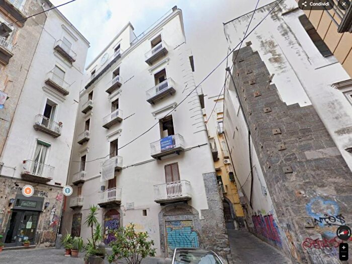 Casa con 6 locali in affitto in Largo Ecce Homo, Centro Storico, Napoli