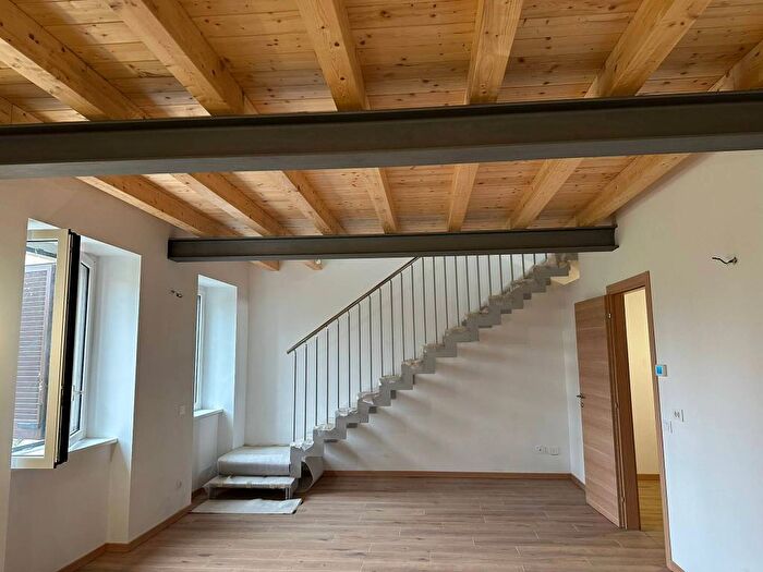 Appartamento trilocale in affitto in Centro, Camparada