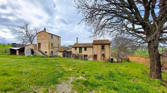 Casa con 6 locali in vendita in Arcevia
