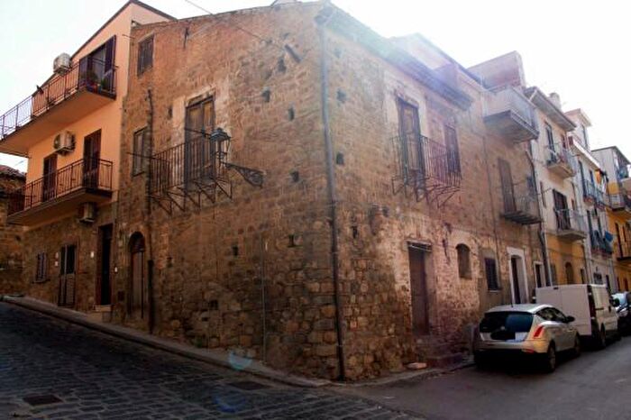 Casa quadrilocale in vendita in Via Croce Missione, Santo Stefano Di Camastra