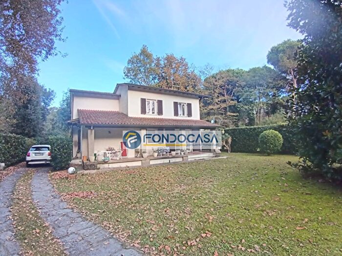 Casa con 7 locali in vendita in Via Stradella, Massa