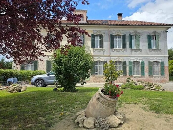 Casa con 12 locali in vendita in Via Benedetto Cairoli, Montegrosso DAsti