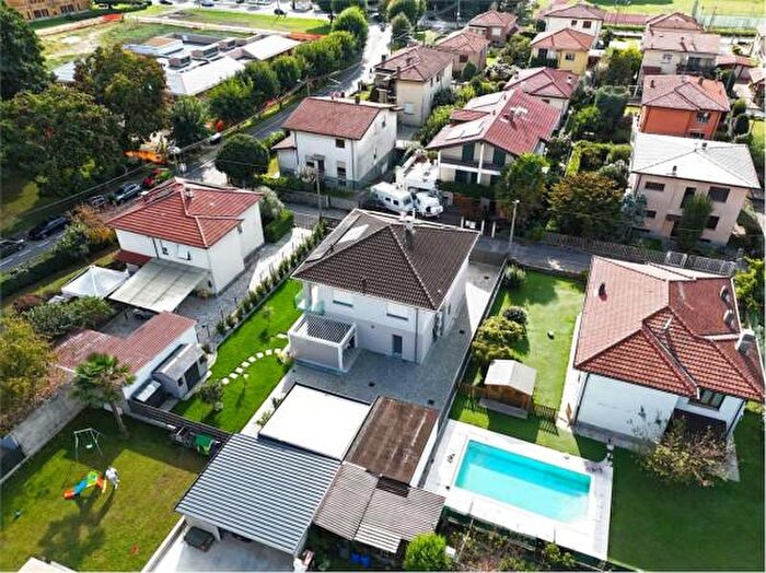 Casa con 6 locali in vendita in Via Amendola, Sesto Calende