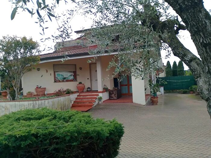 Casa con 10 locali in vendita in Massarosa