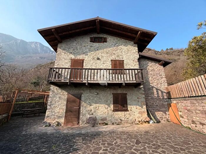 Casa trilocale in vendita in Via Piazze, Rogno