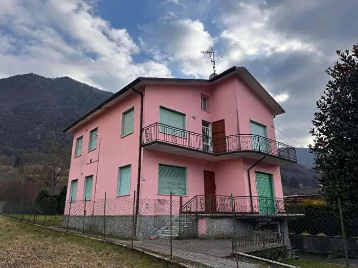 Casa con 8 locali in vendita in Via Provinciale, Idro