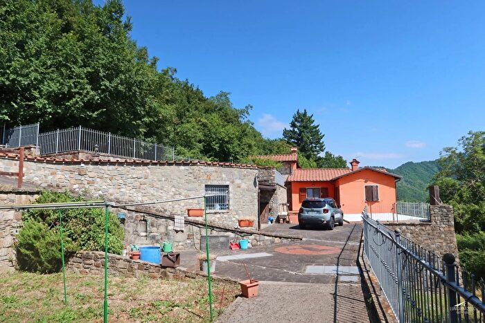 Casa con 6 locali in vendita in Bagnone