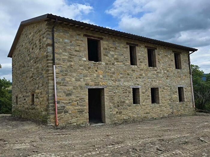 Casa con 11 locali in vendita in Vocabolo Castrucciano, Nocera Umbra