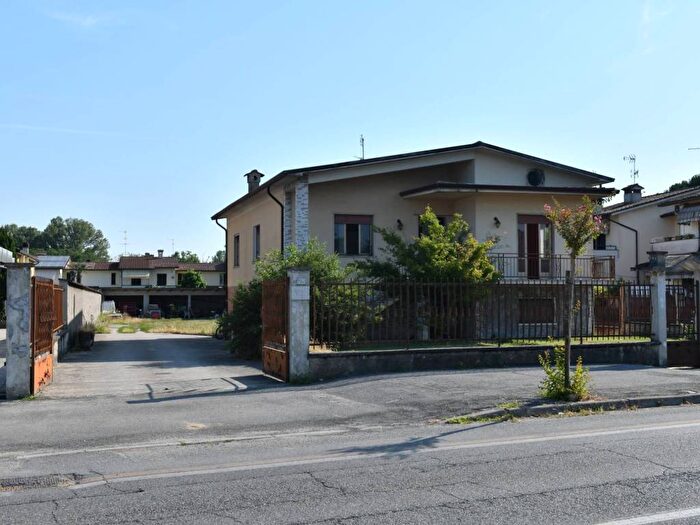 Casa quadrilocale in affitto in Via Vittorio Veneto, Centro, Verolavecchia
