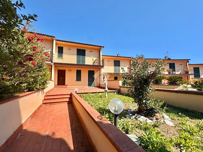 Casa con 6 locali in vendita in Via del Ceppo, Carmignano