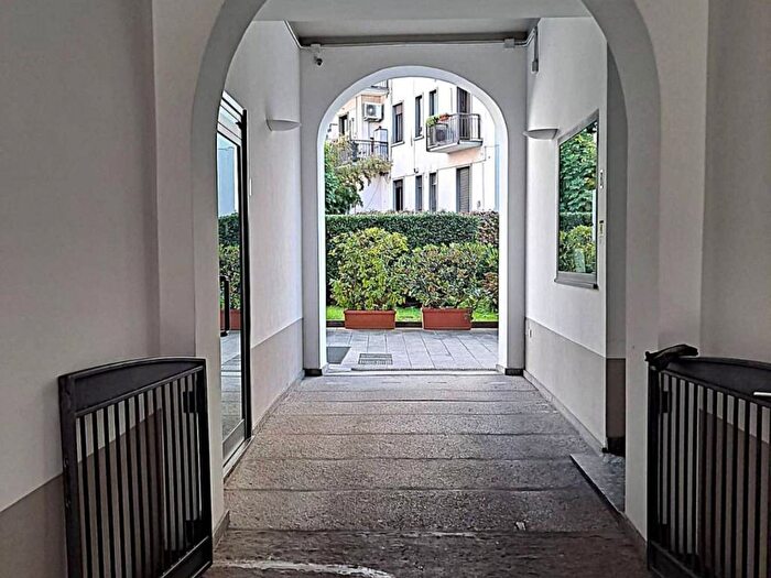 Appartamento trilocale in affitto in Corso di Porta Romana, Quadronno Crocetta, Milano