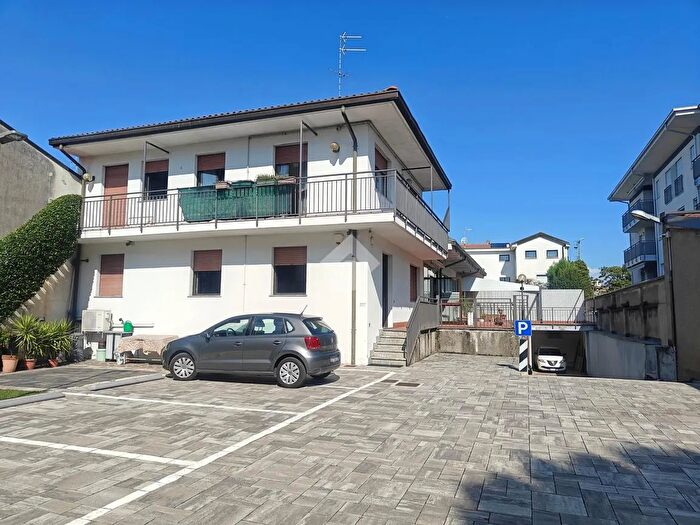 Casa con 5 locali in vendita in Viale Brianza, Carate Brianza