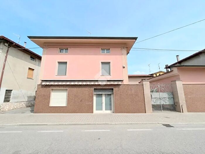 Casa con 18 locali in vendita in Via Guglielmo Marconi, Calvisano