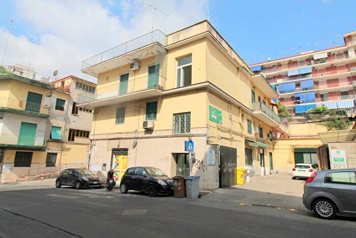 Appartamento trilocale in vendita in Via Ponti Rossi, Napoli