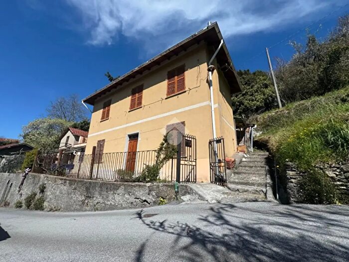 Casa con 5 locali in vendita in Via Stefano Canzio, SantOlcese