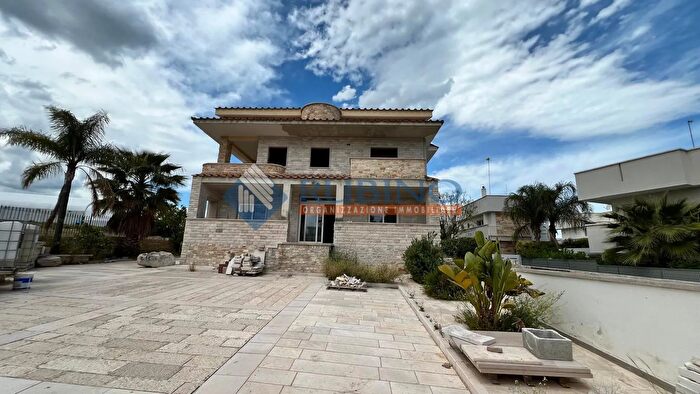 Casa con 12 locali in vendita in Trani