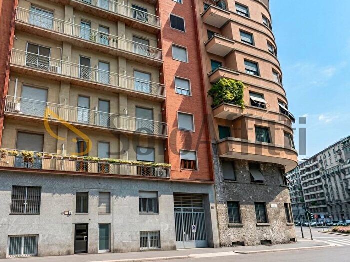 Appartamento con 6 locali in affitto in Via Giovanni Pierluigi da Palestrina, Centrale, Milano
