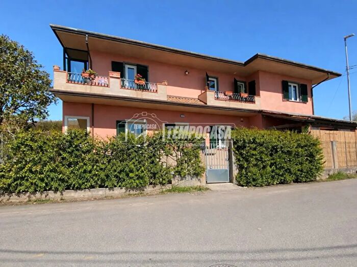Casa con 8 locali in vendita in Via dei Loghi, Massa