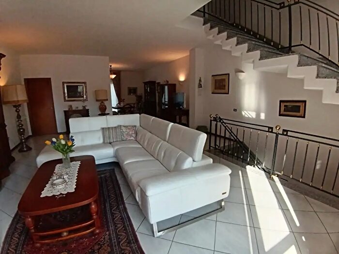 Casa con 10 locali in vendita in Empoli