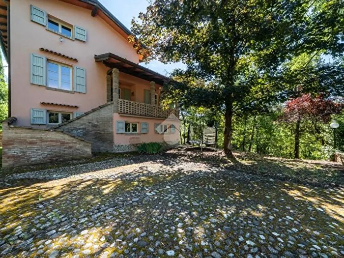 Casa quadrilocale in vendita in Via Fosse Ardeatine, Quattro Castella