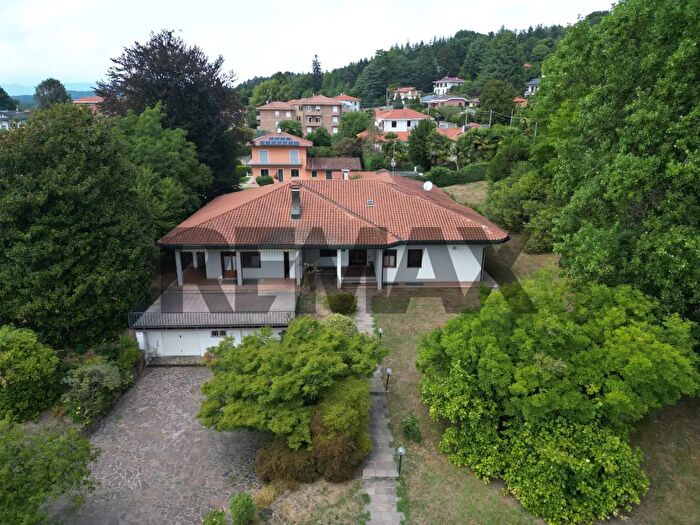 Casa con 7 locali in vendita in Via Diaz, Vergiate