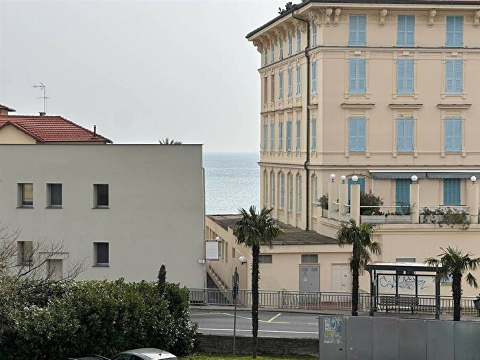 Appartamento quadrilocale in affitto in Via Berninzoni, Spotorno