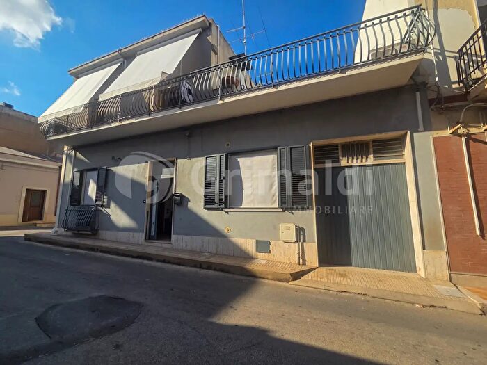 Casa con 7 locali in vendita in Avola