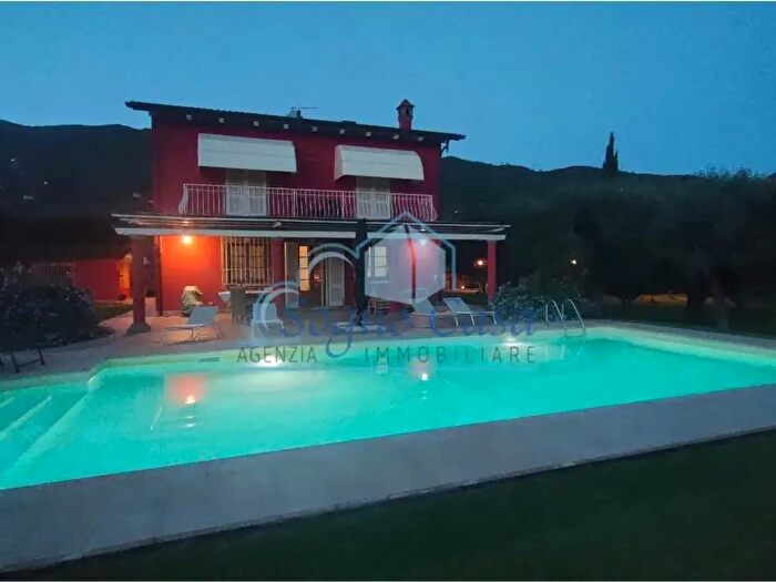 Casa con 9 locali in vendita in Pietrasanta