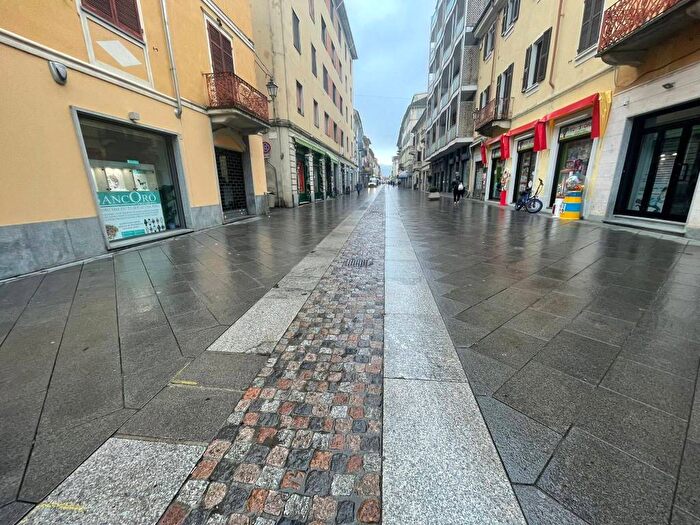 Appartamento trilocale in affitto in Vicolo Baretti, Centro, Valenza