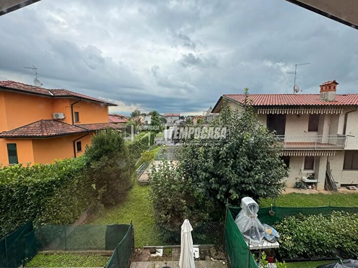 Appartamento trilocale in vendita in Via Galileo Galilei, Lurano