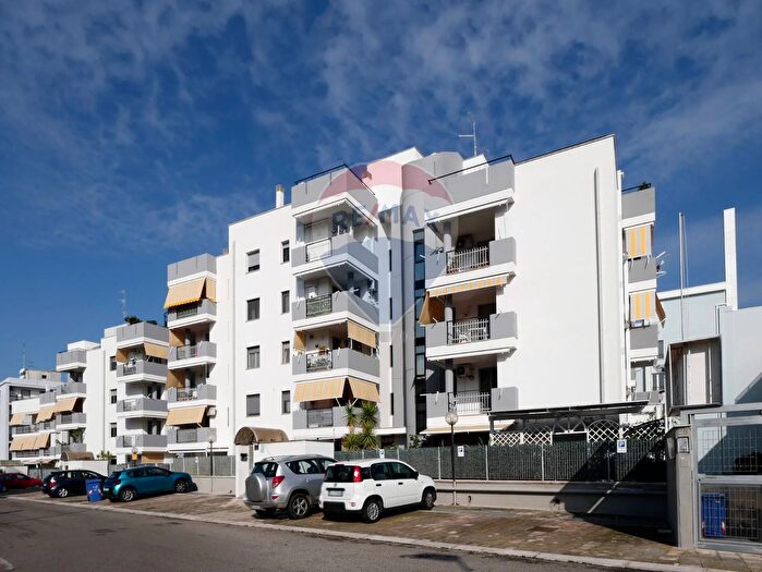 Appartamento trilocale in vendita in Strada del Quadrifoglio, Bari