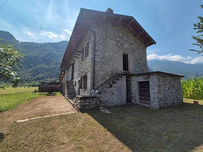 Casa quadrilocale in vendita in Via Giumellasco Samolaco, Samolaco