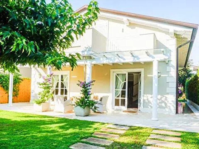 Casa quadrilocale in affitto in Via Duca della Vittoria, Pietrasanta